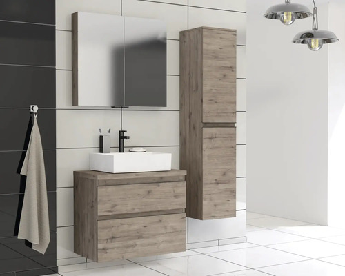 Moderne badkamer met wastafelonderkast, spiegelkast en hoge kast in houtlook