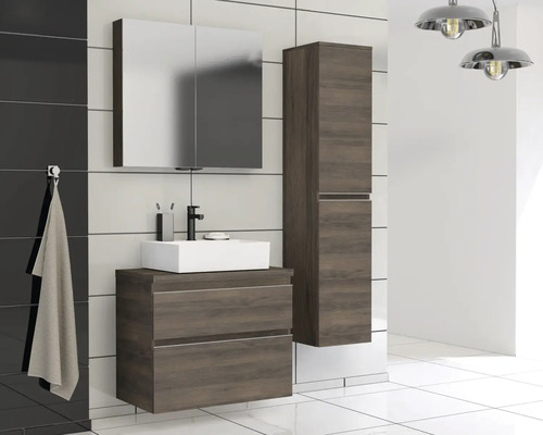 Moderne badkamer met wastafel, spiegelkast en hoge kast in houtlook