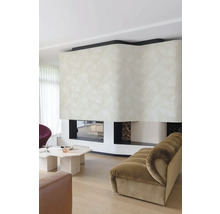 Woonkamer met open haard, bank en geometrisch wanddesign