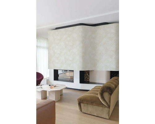 Woonkamer met open haard, bank en geometrisch wanddesign