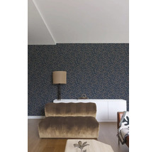 Woonkamer met patroonbehang, dressoir en zitmeubelen