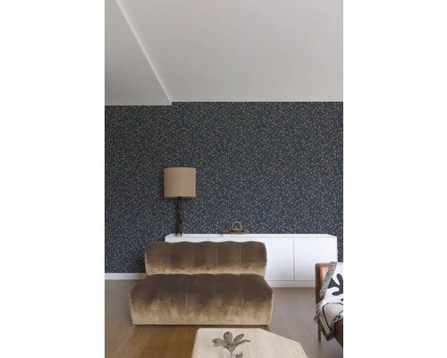 Woonkamer met patroonbehang, dressoir en zitmeubelen