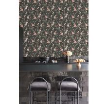 Keukenscène met bloemetjesbehang en zwarte tegels