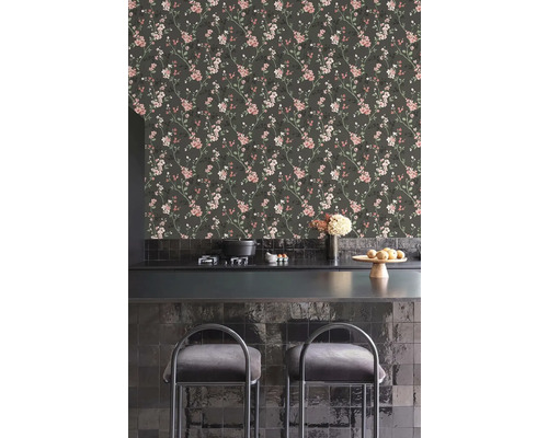 Keukenscène met bloemetjesbehang en zwarte tegels