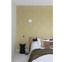 Slaapkamer met patroonbehang, nachtkastje en bed