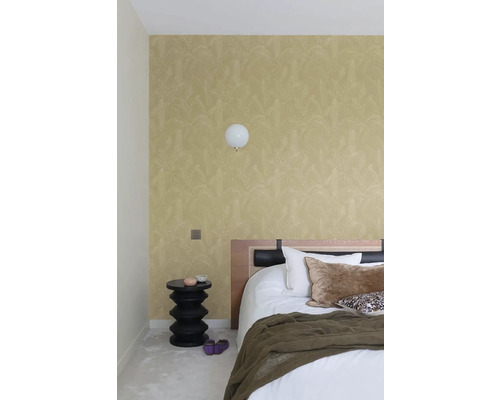 Slaapkamer met patroonbehang, nachtkastje en bed