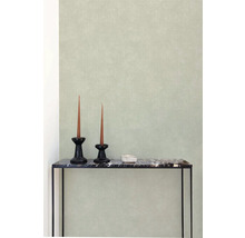 Behang met twee kandelaars op een wandtafel.