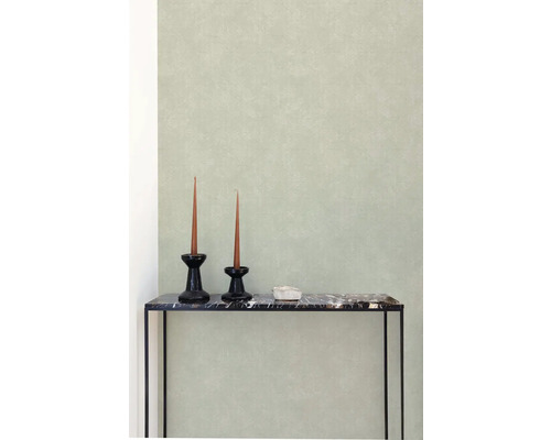 Behang met twee kandelaars op een wandtafel.