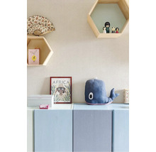 Woonkamer met wanddecoratie en blauw walvisknuffel op een dressoir