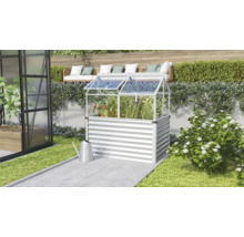 Kas met planten in de tuin