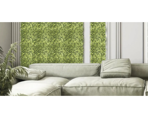 Decoratief interieur met groene plantenwand en bank