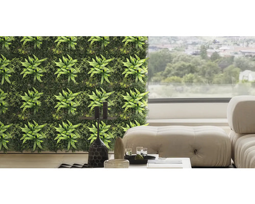 Kunstmatige groene wand met verschillende planten in een woonkamer.