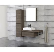 Moderne badkamerset met wastafel, spiegelkast en hoge kast