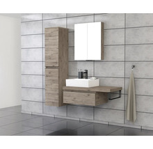 Moderne badkamer met wastafel, spiegelkast en hoge kast in houtlook.