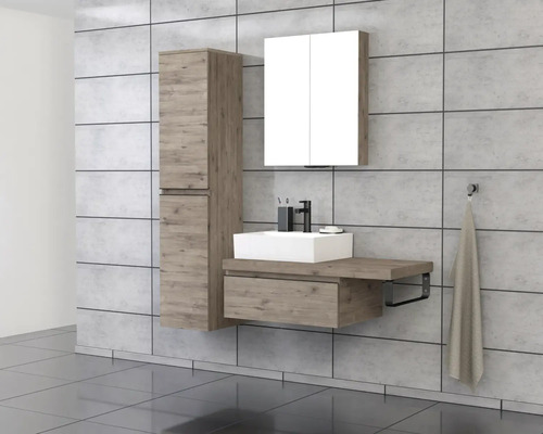 Moderne badkamer met wastafel, spiegelkast en hoge kast in houtlook.