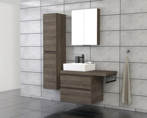 Moderne badkamer met wastafel, spiegelkast en hoge kast in houtlook