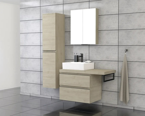 Badkamer met wastafel, spiegelkast en hoge kast