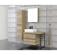 Badkamer met wastafel, spiegelkast en hoge kast in houtlook op grijze tegelvloer