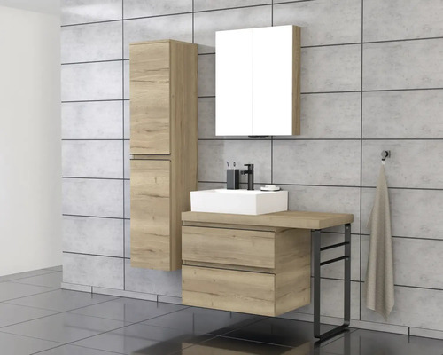 Badkamer met wastafel, spiegelkast en hoge kast in houtlook op grijze tegelvloer