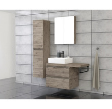 Badkamer met wastafel, spiegelkast en hoge kast in houtlook