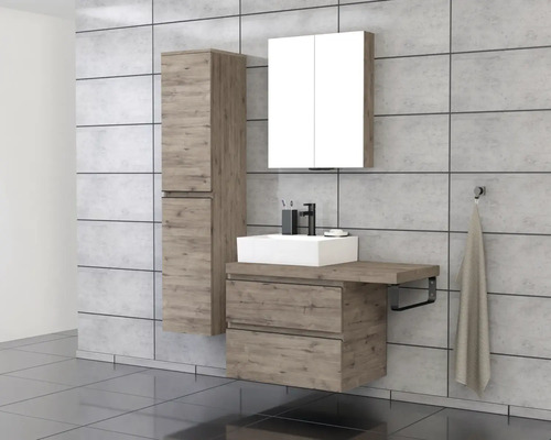 Badkamer met wastafel, spiegelkast en hoge kast in houtlook