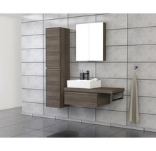 Badkamer met wastafel, spiegelkast en hoge kast in houtlook
