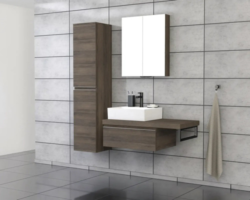 Badkamer met wastafel, spiegelkast en hoge kast in houtlook