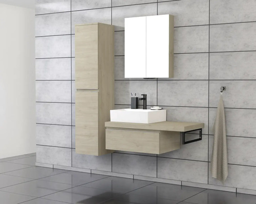 Moderne badkamerset met wastafel, spiegelkast en hoge kast