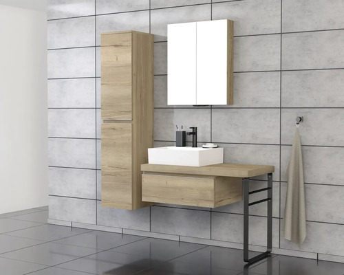 Badkamer met wastafelonderkast, wastafel, spiegelkast en hoge kast