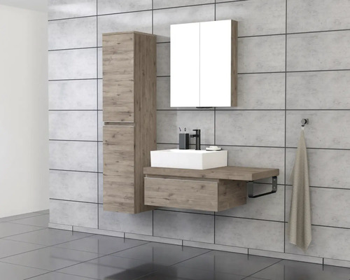 Badkamer met wastafel, spiegelkast en hoge kast in houtuitvoering