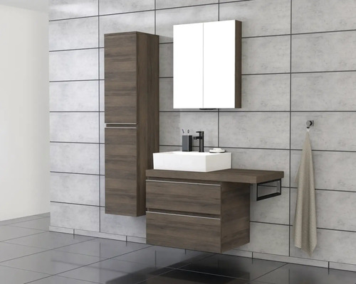 Badkamer met wastafel, spiegelkast en hoge kast in houtlook