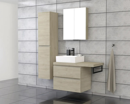 Badkamer met wastafel, spiegelkast en hoge kast