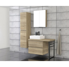 Badkamer met wastafel, spiegelkast en hoge kast in houtlook