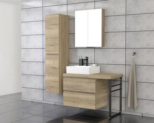 Badkamer met wastafel, spiegelkast en hoge kast in houtlook