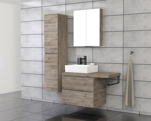 Badkamer met wastafel, spiegelkast en hoge kast in modern design