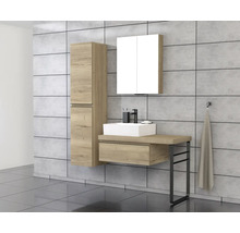 Moderne badkamer met wastafel, spiegelkast en hoge kast in houtlook