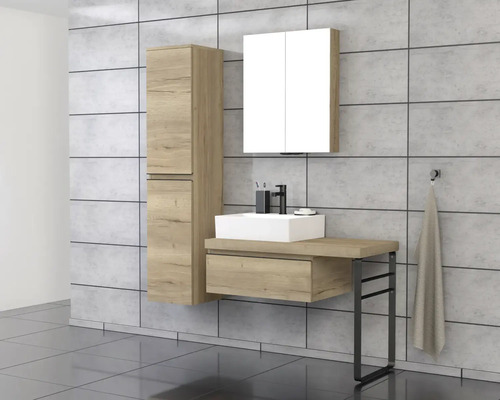 Badkamer met wastafel, spiegelkast en hoge kast in houtlook