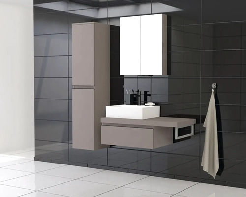 Moderne badkamer met wastafel, spiegelkast en hoge kast