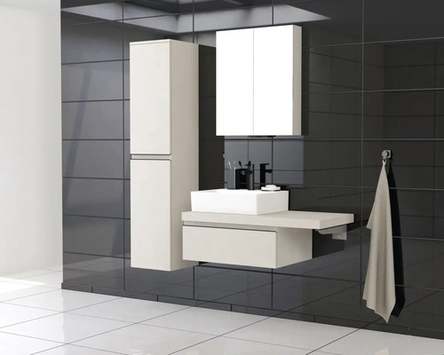 Moderne badkamer met wastafel, spiegelkast en hoge kast tegen een donkere tegelachtergrond