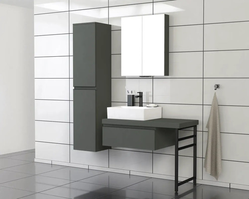 Badkamer met wastafel, spiegelkast en hoge kast