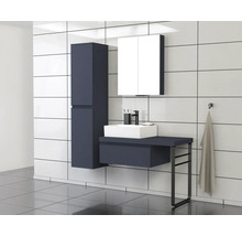 Moderne badkamer met wastafel, spiegelkast en hoge kast