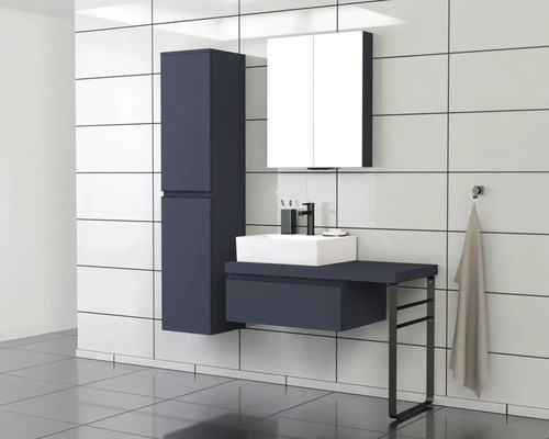 Moderne badkamer met wastafel, spiegelkast en hoge kast