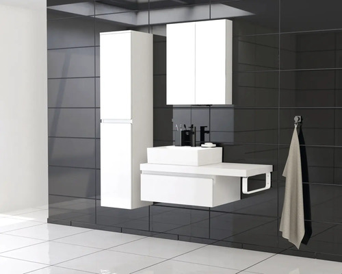 Moderne badkamer met wit badmeubel, bestaande uit wastafel, onderkast, spiegelkast en hoge kast tegen een donkere tegelachtergrond.
