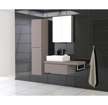 Moderne badkamer met wastafel, spiegelkast en hoge kast in glanzend design
