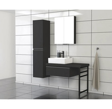 Moderne badkamer met wastafel, onderkast, spiegelkast en hoge kast