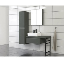 Badkamer met wastafel, onderkast, spiegelkast en hoge kast