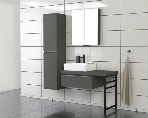 Badkamer met wastafel, onderkast, spiegelkast en hoge kast