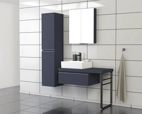 Moderne badkamer met wastafel, spiegelkast en hoge kast