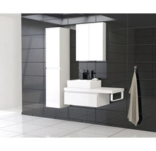 Moderne badkamer met wastafel, onderkast, spiegelkast en hoge kast voor een donkere tegelwand