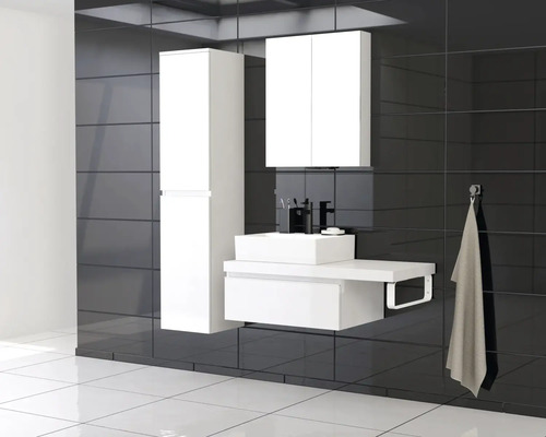 Moderne badkamer met wastafel, onderkast, spiegelkast en hoge kast voor een donkere tegelwand
